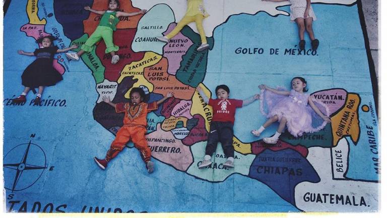 Alumnos de primaria juegan en un mapa monumental de la República Mexicana pintado en el piso de la escuela Paidós como parte de un proyecto escolar.