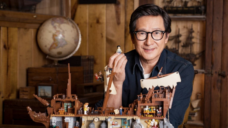Ke Huy Quan, actor de Los Goonies presenta el set coleccionable.