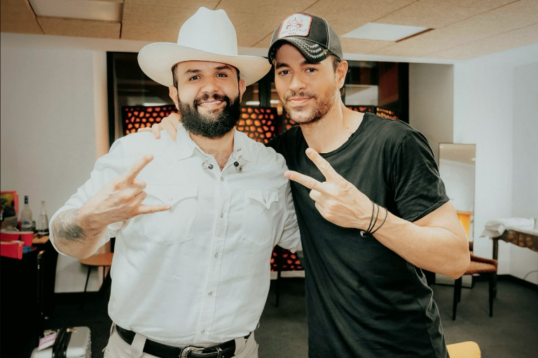 Piden fans a Carín León un dueto con Enrique Iglesias