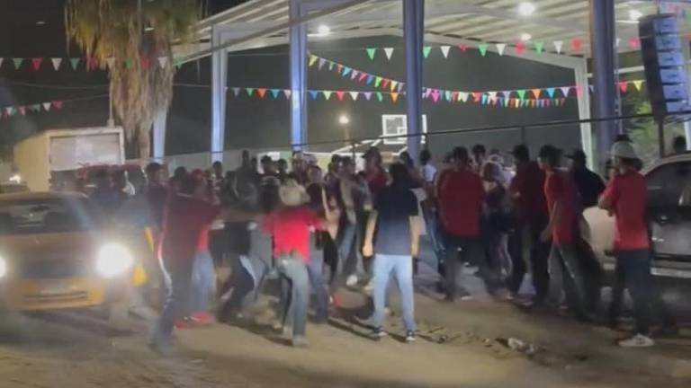 Una riña masiva durante los festejos del Día del Pescador en El Jitzámuri, Ahome, dejó al menos seis personas heridas este domingo.