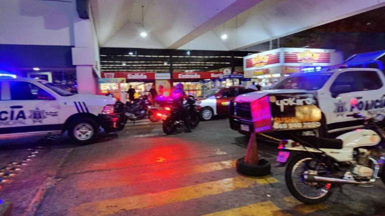 Autoridades resguardan a la menor dejada en la tienda tras la privación de libertad de dos mujeres.