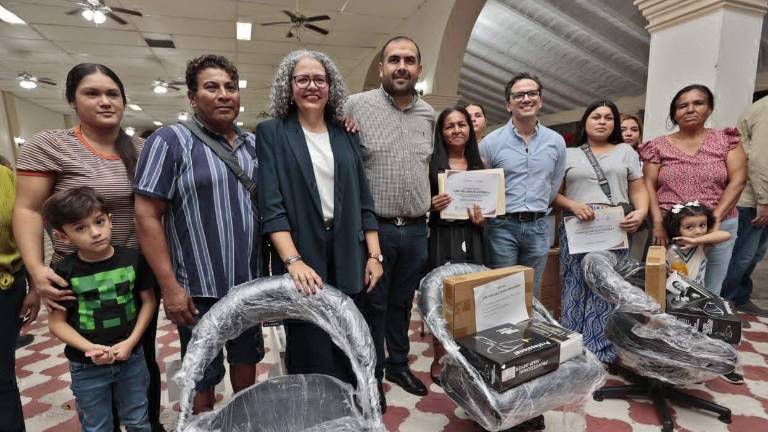 La Gobernadora Graciela Domínguez Nava encabezó la entrega de equipos productivos a microempresarios de San Ignacio mediante el programa Equipa Sinaloa.