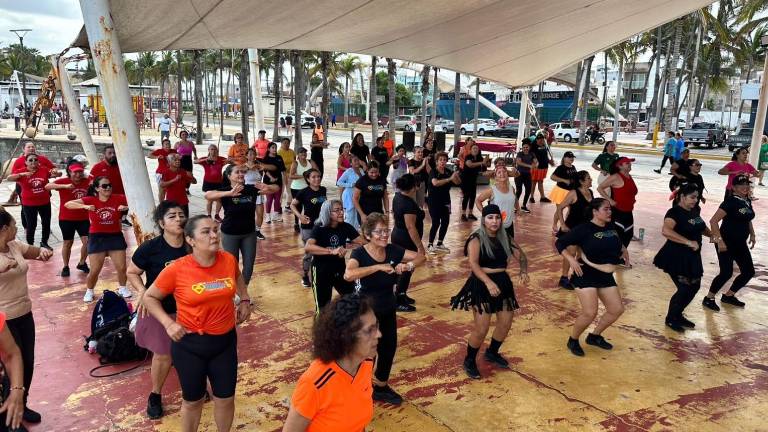 Más de 100 personas y seis instructores de ritmos latinos suman su granito de arena en apoyo.
