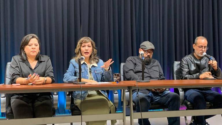 Brenda Rodríguez, directora de radio UAS, acompañada de conductores, da detalles de la nueva programación.