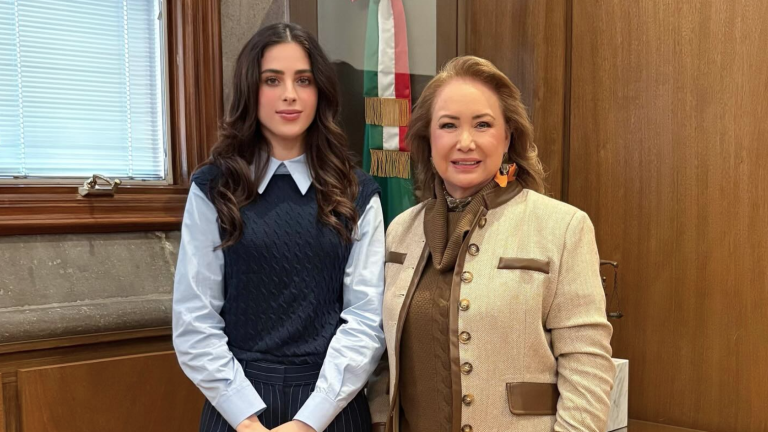 Fátima Bosch se reúne con Yasmín Esquivel.
