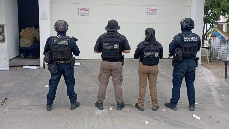 Arsenal y equipo táctico localizados por la FGR tras un cateo en el sector Portalegre, Culiacán.