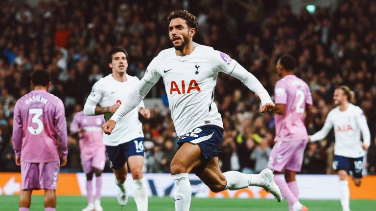 Omar Marmoush celebra uno de los goles del Tottenham.