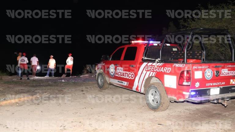 Personal de rescate durante la búsqueda de una persona que se había perdido en el Río Presidio.