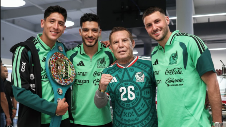 Julio César Chávez visita a la Selección Mexicana.
