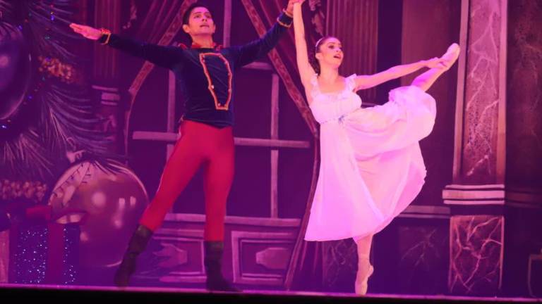 Juan Carlos Santiago en el papel de El Cascanueces y la bailarina Sandra Fernández, quien interpretó a Clarita, presentaron el tradicional cuento de Navidad, El Cascanueces.