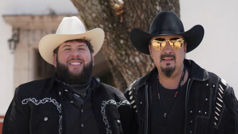 Pepe Aguilar y El Fantasma juntos en el tema Tus desprecios.
