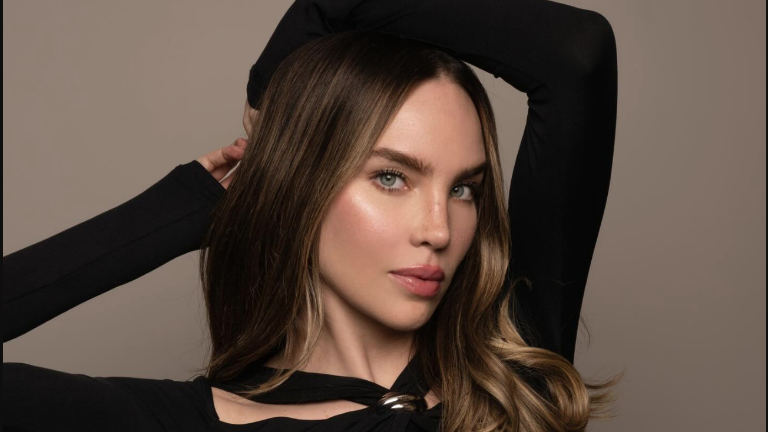 Belinda se va de México.