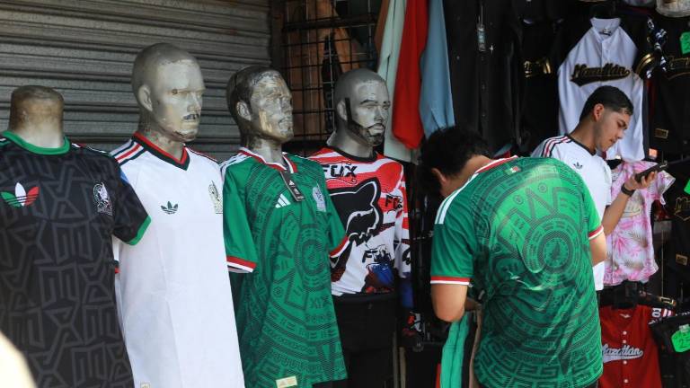 En los puestos también destaca la búsqueda camisetas deportivas de selecciones como México, Argentina y Francia, aprovechando la fiebre mundialista.