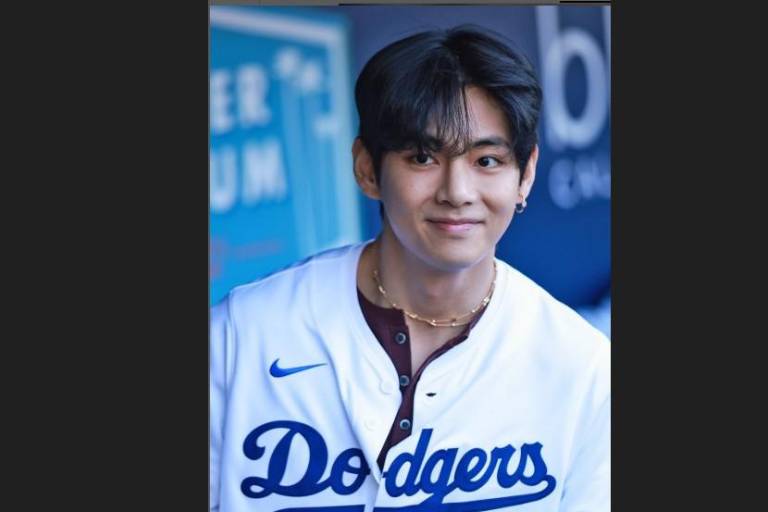 V de BTS posa con Shohei Ohtani y tira la primera bola en el juego de los Dodgers