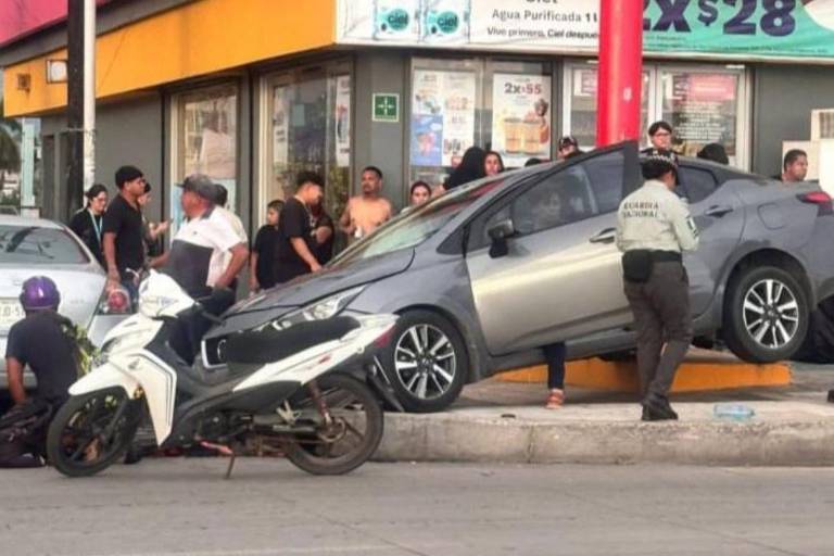 Auto arrolla a pareja en la Avenida del Mar, en Mazatlán; mujer queda prensada