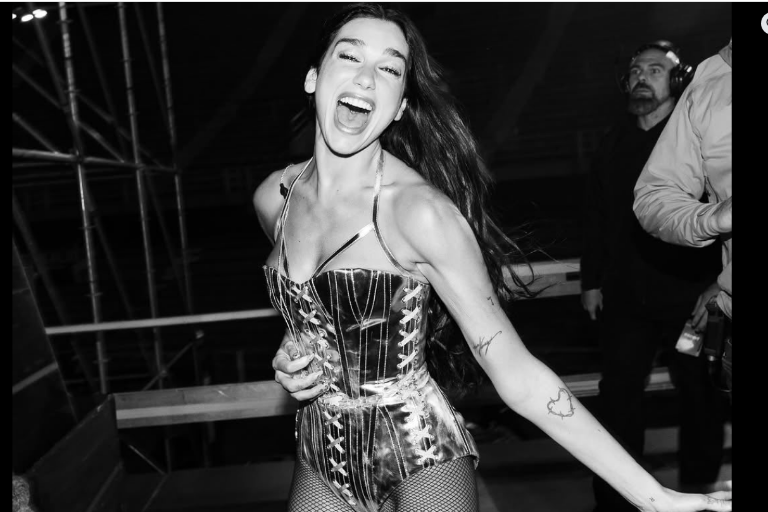 Sorprende Dua Lipa al cantar ‘Antología’ de Shakira en Bogotá