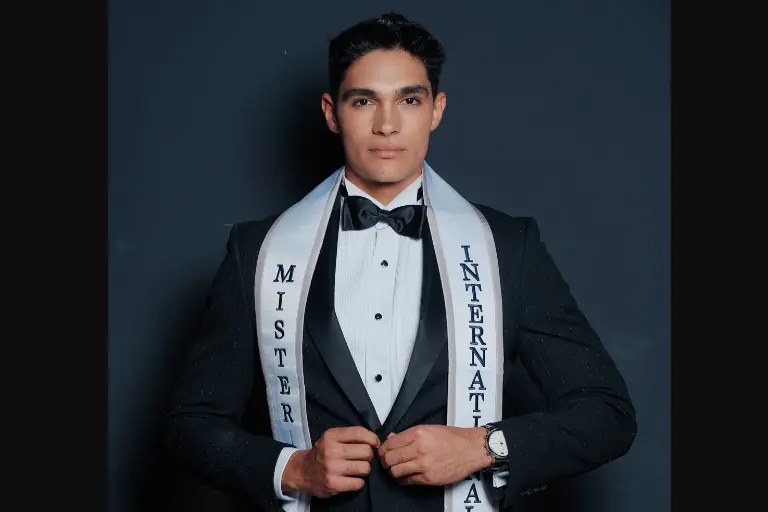 Andrés Briseño Briseño, mazatleco que se coronó como Mister International 2026 en Bangkok, Tailandia.