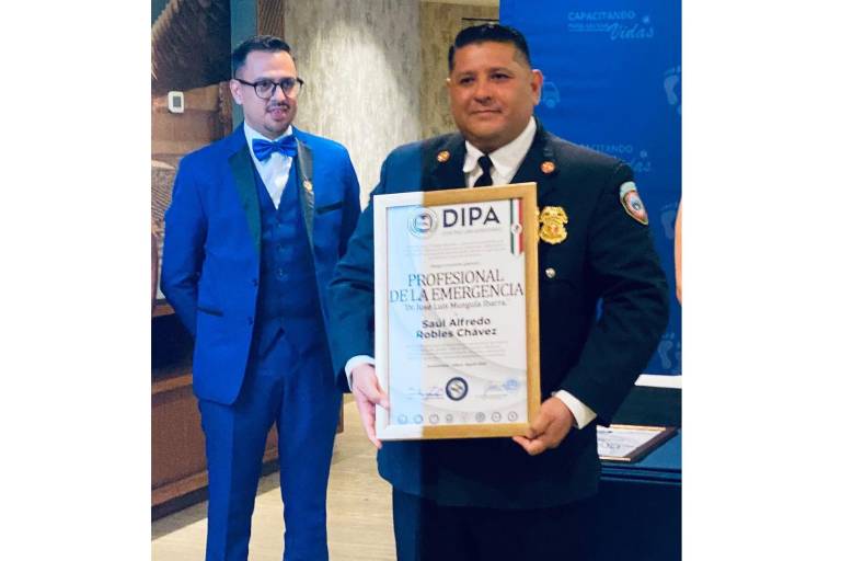 Reconocen a Saúl Robles, comandante de Bomberos Mazatlán, como ‘Profesional de la Emergencia 2025’