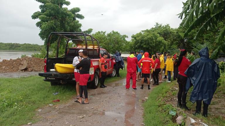 Grupos de emergencia rescatan el cuerpo de Pedro Alberto, el motociclista desaparecido el sábado al caer en un canal del Infonavit Alarcón.