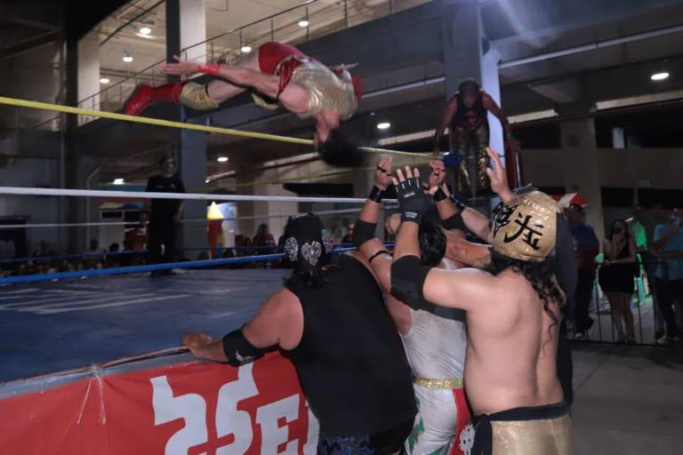 Festeja Súper Ángel sus 40 años de trayectoria con función luchística con causa