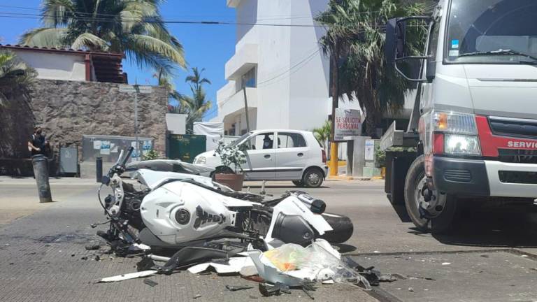 En Mazatlán, muere motociclista tras fuerte choque en la Zona Dorada