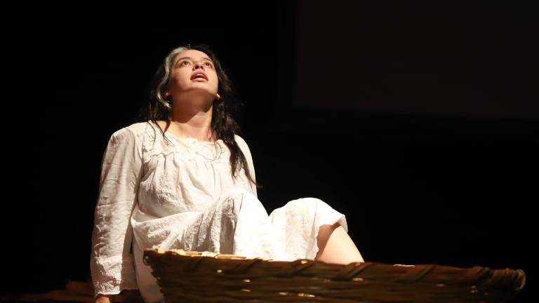 Valeria Humbert estrenó De Cenizas y trenzas, un unipersonal que explora la memoria, el duelo y la herencia femenina a través de la música, el ritual y la narrativa escénica.