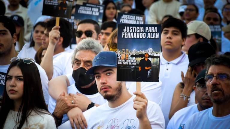 Familiares, amigos y ciudadanos realizaron una manifestación pacífica para exigir el esclarecimiento del asesinato del joven.