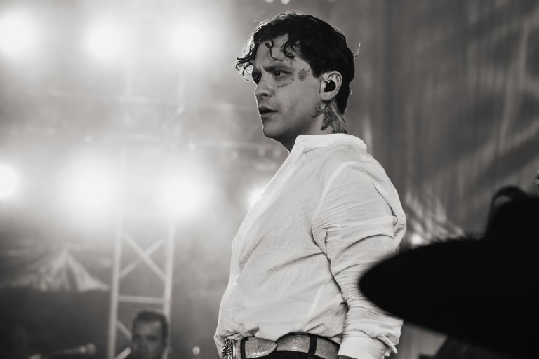 Podría Christian Nodal lazar un dueto virtual junto a Vicente Fernández