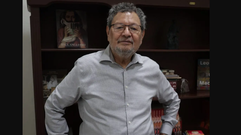 Élmer Mendoza.