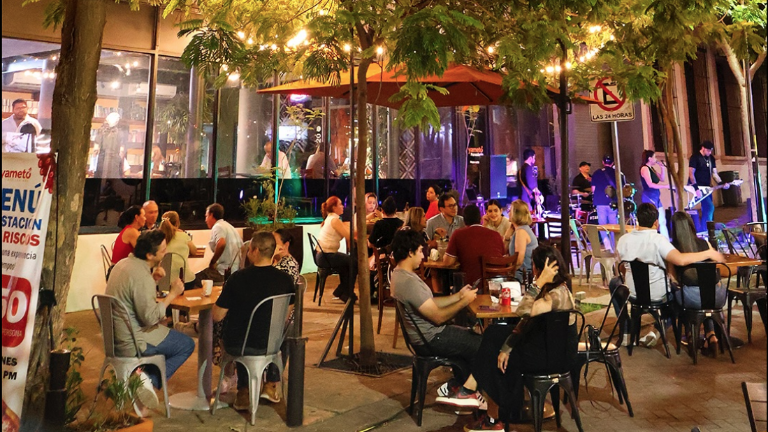 Ven al Paseo del Ángel y disfruta de una noche con un buen ambiente.