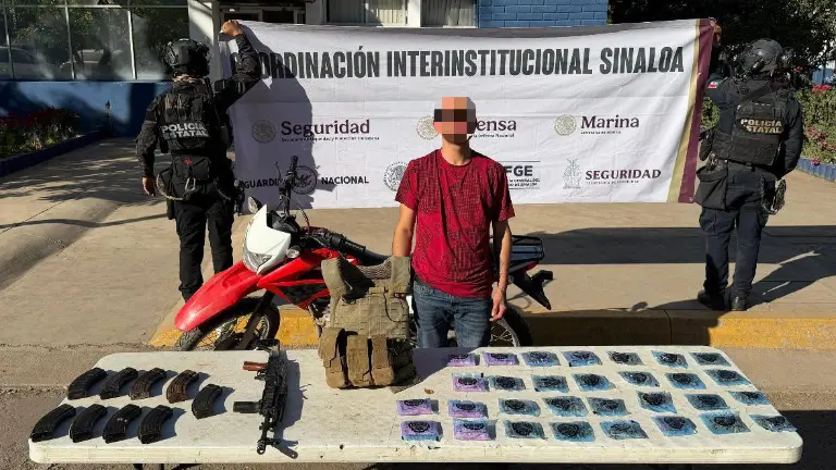 Armamento, presunta droga y una motocicleta con reporte de robo fueron asegurados a un hombre detenido en la sindicatura de Villa Juárez, Navolato.