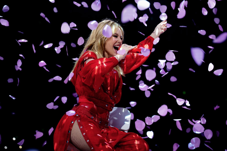 Tras 14 años de ausencia, Kilye Minogue conquista de nuevo a México