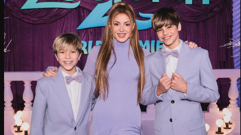 Shakira llega a la premier de Zootopia con sus hijos Sasha y Milán.