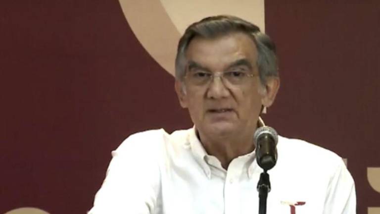 El Gobernador de Tamaulipas Américo Villarreal muestra la visa de Estados Unidos.
