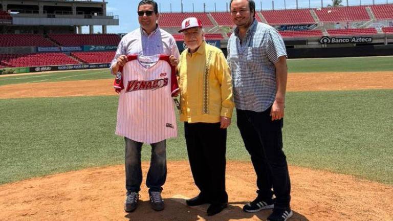 Gustavo Mario de la Garza Ortega, en medio de Mauricio Aguilar Alemán, presidente de Canacintra, e Ismael Barros Zorrilla, coordinador de eventos de Venados de Mazatlán