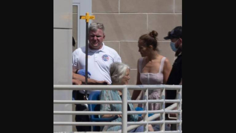 Imágenes exclusivas obtenidas por DailyMail.com muestran a Jennifer Lopez y Ben Affleck en el hospital el viernes por la tarde, mientras la madre de Ben recibía puntos de sutura después de un accidente en la propiedad de su hijo en Georgia.