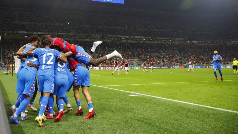 Los jugadores del Atlético de Madrid celebran el gol que los puso en ventaja ante el AC Milan.