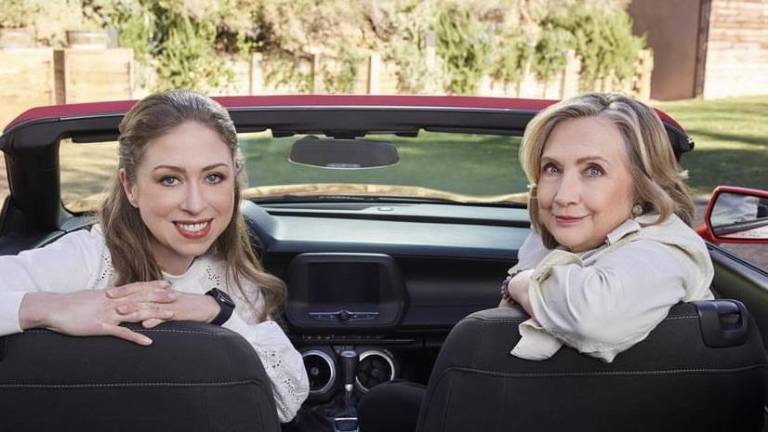 Hillary y Chelsea Clinton muestran avance de ‘Gutsy’, docuserie con mujeres que inspiran.