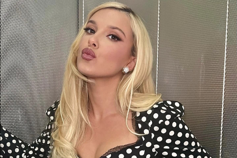 Debuta Millie Bobby Brown como mamá, adopta a una niña