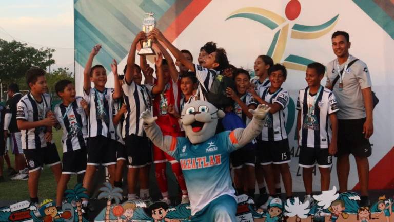 Fiesta total viven en Premiación y Clausura de la temporada 2022 de la Liga de Futbol Imdem