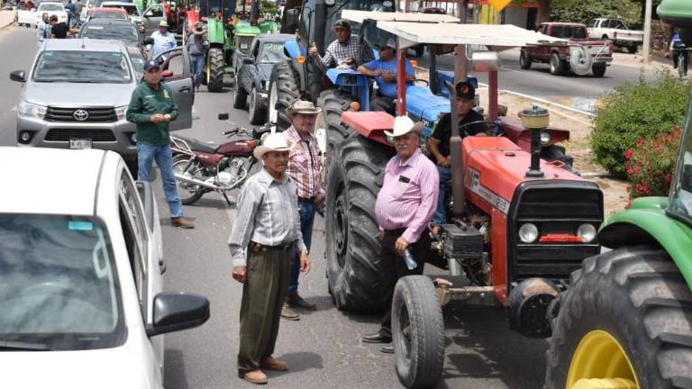 Los productores llegaron en camionetas, carros y tractores para exigir precios de garantía del maíz y el trigo.