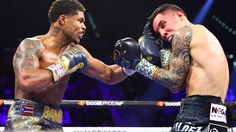 Shakur Stevenson fue superior a Óscar Valdez.