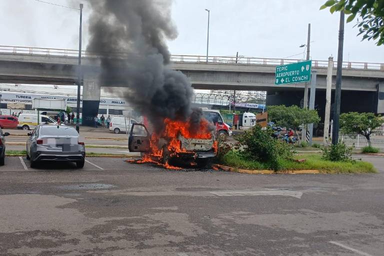 Camioneta se incendia por falla eléctrica en Mazatlán; es el segundo caso en la misma zona