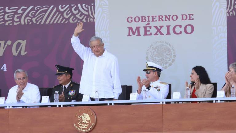 El Presidente Andrés Manuel López Obrador al presidir la celebración del Día de la Bandera en Mazatlán.