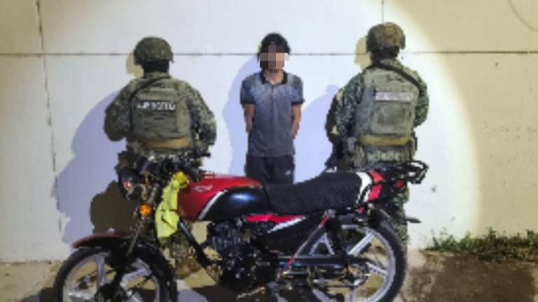 Un hombre fue detenido por elementos del Ejército al no comprobar la propiedad y origeen de la motocicleta en la que viajaba.