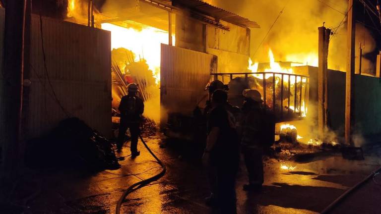 Incendio en recicladora deja sin luz la zona sur de Mazatlán