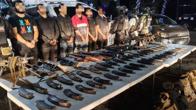 FGR obtiene resoluciones contra tres detenidos por portar armas y explosivos en Sinaloa.
