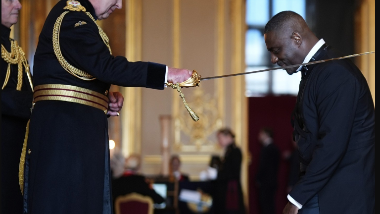 Idris Elba recibió el título de caballero de manos del Rey Carlos III