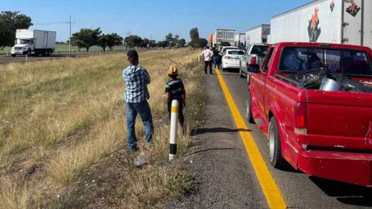 Larga fila de vehículos se formó este sábado para entrar a Culiacán por la Autopista de Costa Rica.