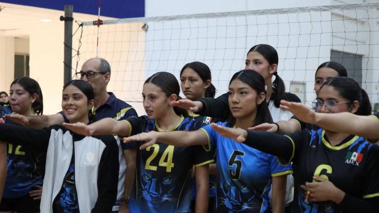 Las jugadoras rinden la protesta deportiva.